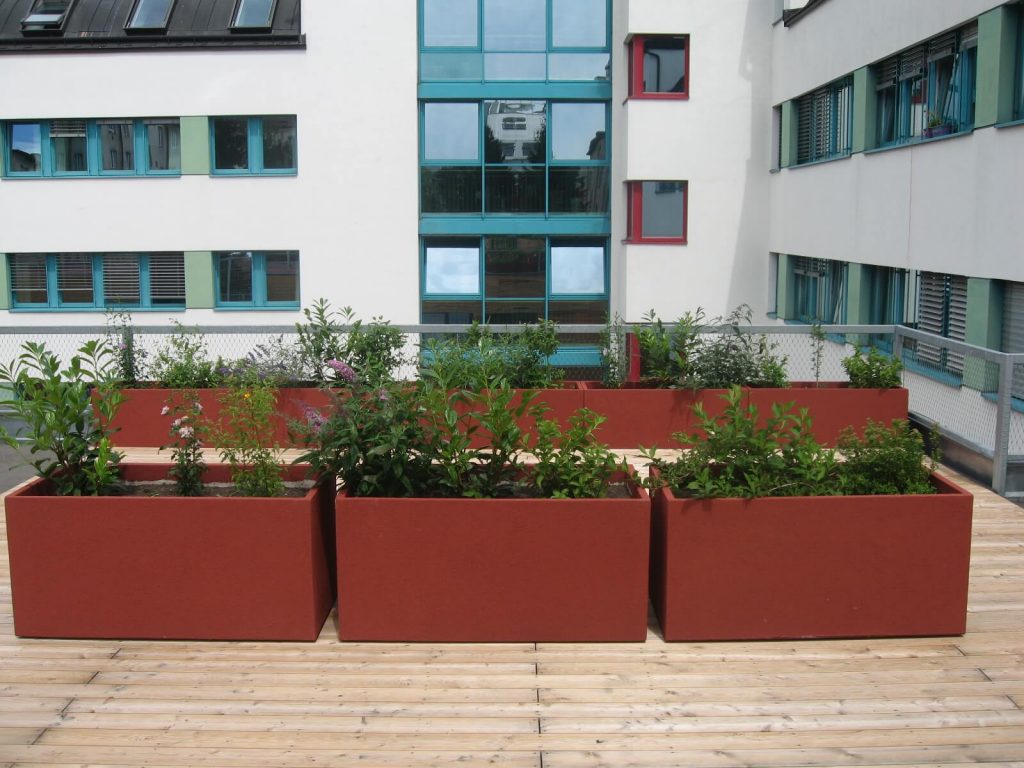 moderne Terrasse großer Blumenkasten bepflanzt